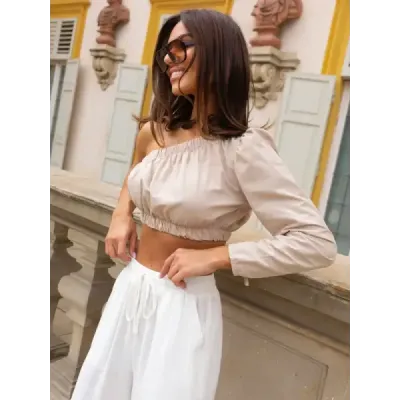 Krátká halenka na jedno rameno béžová MODA5267