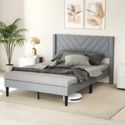 Rám postele pro matraci 200 x 140 cm. Čalouněný rám manželské postele. Postel s plošinou a čelem. Šedá.