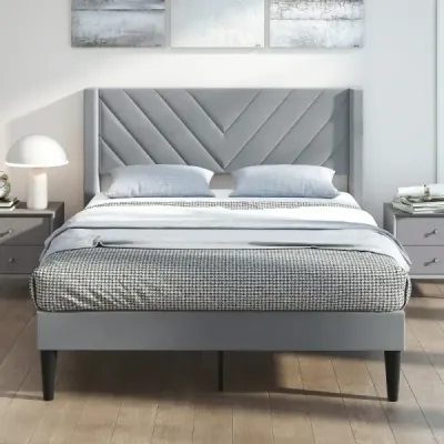 Rám postele pro matraci 200 x 140 cm. Čalouněný rám manželské postele. Postel s plošinou a čelem. Šedá.