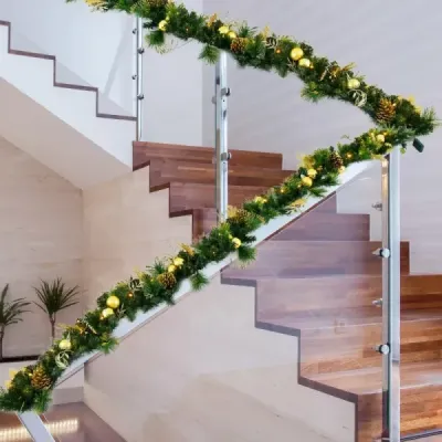 270 cm vánoční girlanda s 50 teplými bílými LED diodami, šiškami a zlatými kuličkami