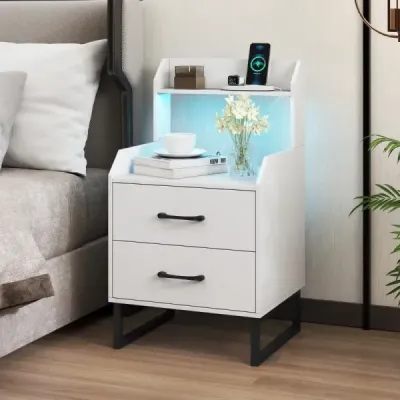 Noční stolek s integrovanou nabíjecí stanicí, LED světly a 2 zásuvkami. Moderní odkládací stolek, bílý.