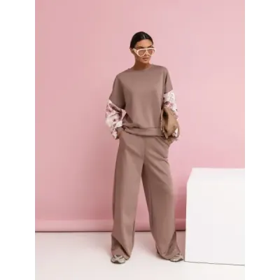 Ležérní komplet s nafouknutými rukávy a širokými nohavicemi v barvě cappuccino MODA557