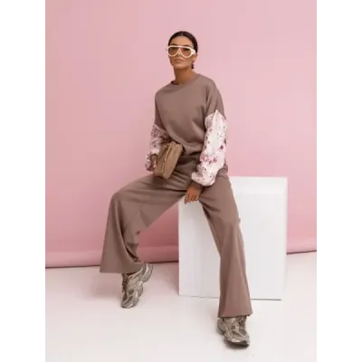 Ležérní komplet s nafouknutými rukávy a širokými nohavicemi v barvě cappuccino MODA557
