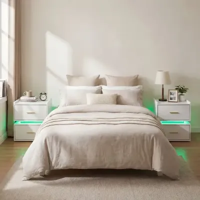 Noční stolek s nabíjecí stanicí a LED osvětlením, 2 zásuvky, moderní, částečně zavěšený, kovová podnož, bílý