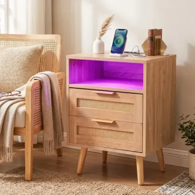 Sada 2 nočních stolků s nabíjecí stanicí (pouze 1 noční stolek s nabíjecí stanicí) a LED osvětlením se 2 zásuvkami v přírodním provedení