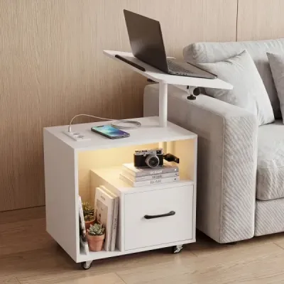 Noční stolek s kolečky, LED noční stolek s naklápěcí deskou, nabíjecí stanicí a zásuvkami, bílý