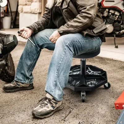 Dílenské kolečkové sedadlo s policí a 4 univerzálními kolečky Nosnost 150 kg Výškově nastavitelné Černá barva