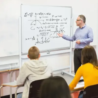 Oboustranná mobilní tabule s mřížkovým vzorem, stojanem a zásobníkem na pera 120 x 90 cm černá