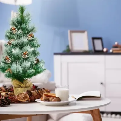 Umělý mini vánoční stromek ze zasněžené borovice s ozdobou z borovicových šišek 60 cm