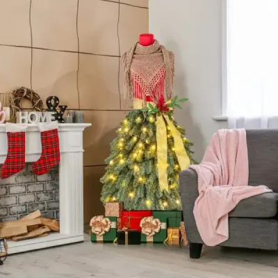 Künstlicher Weihnachtsbaum in Schneiderpuppen Optik mit Abnehmbarem Schal & Roten Beeren