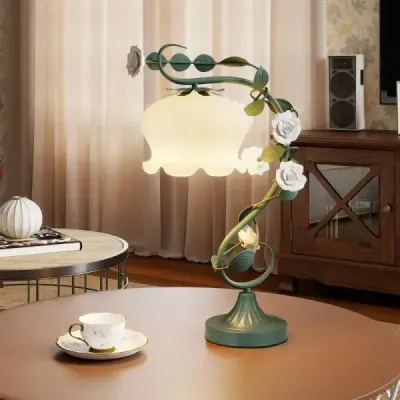 Vintage noční lampa se skleněným stínidlem z konvalinek a 6 keramickými růžemi a kovovými listy Retro stolní lampa