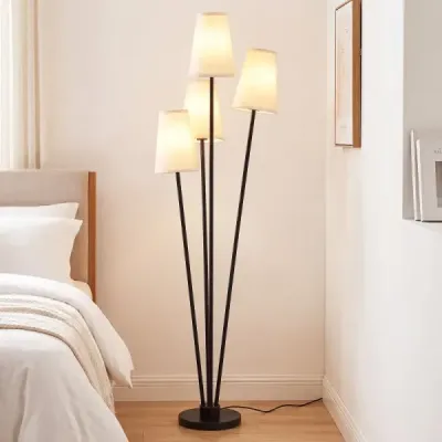 Stojací lampa se 4 žárovkami, nožním spínačem a 4 stínidly. Moderní stojací lampa, 25 x 25 x 160 cm.