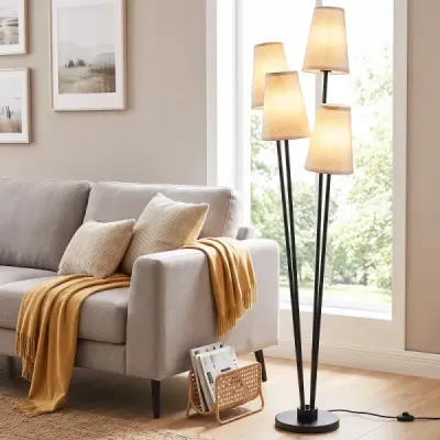 Stojací lampa se 4 žárovkami, nožním spínačem a 4 stínidly. Moderní stojací lampa, 25 x 25 x 160 cm.