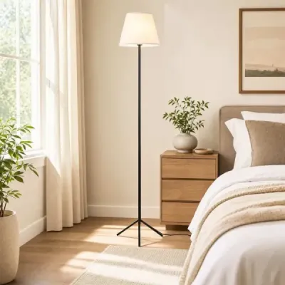 Moderní stojací lampa s látkovým stínidlem, patice E 27, s kovovým třínohým podstavcem a nožním spínačem