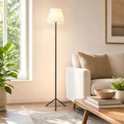 Moderní stojací lampa s látkovým stínidlem, patice E 27, s kovovým třínohým podstavcem a nožním spínačem