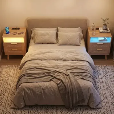 Noční stolek s nabíjecí stanicí a LED osvětlením se 2 zásuvkami, odkládací stolek s ratanovým vzhledem, přírodní