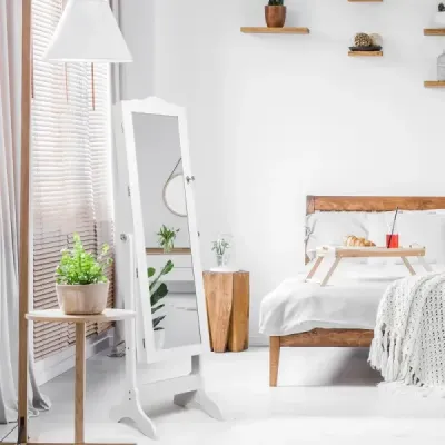 Uzamykatelná skříňka na šperky Stojanový design s nastavitelným úhlem se zrcadlem po celé délce 45 x 37 x 160 cm Bílá
