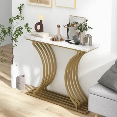Moderní konzolový stolek s bílou deskou z umělého mramoru a geometrickými kovovými nohami