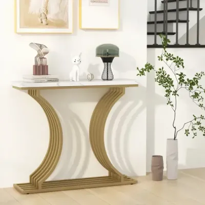 Moderní konzolový stolek s bílou deskou z umělého mramoru a geometrickými kovovými nohami