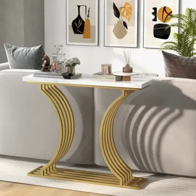 Moderní konzolový stolek s bílou deskou z umělého mramoru a geometrickými kovovými nohami