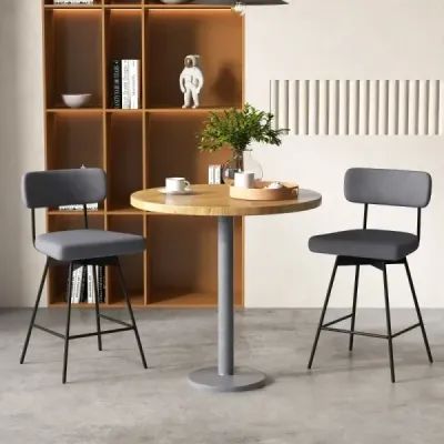 Otočný design o 360° umožňuje pohodlnou komunikaci ve všech směrech. Barové židle jsou podepřeny robustním kovovým rámem, který