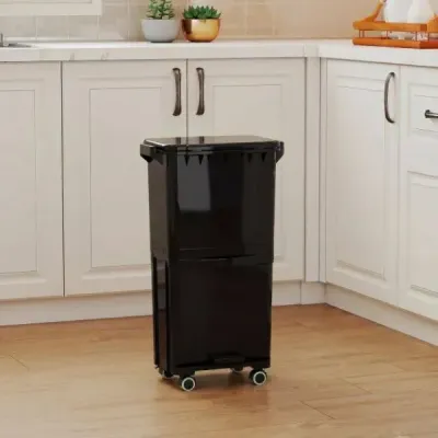 Odpadkový koš o objemu 36 l se 2 vyjímatelnými přihrádkami, výklopnou částí a samolepkami na třídění odpadu, černý