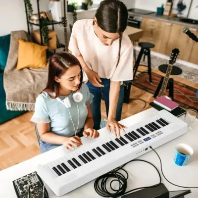 Skládací klavírní klávesnice s 61 klávesami, plnohodnotná elektronická klávesnice s MIDI a funkcí split, bílá