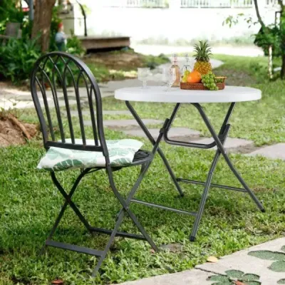 81cm kulatý skládací plastový stůl s vyztuženou deskou z HDPE, robustními kovovými nohami a protiskluzovými opěrkami, bílý