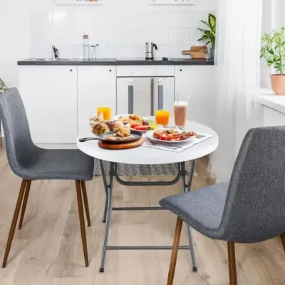 81cm kulatý skládací plastový stůl s vyztuženou deskou z HDPE, robustními kovovými nohami a protiskluzovými opěrkami, bílý