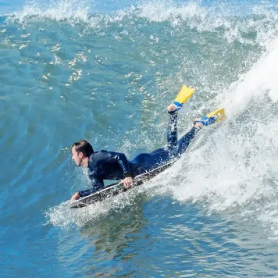 104 cm lehké bodyboardové prkno s jádrem z EPS, horní vrstvou z XPE a spodní vrstvou z HDPE, s poutkem na zápěstí – na pláž, moře i bazén