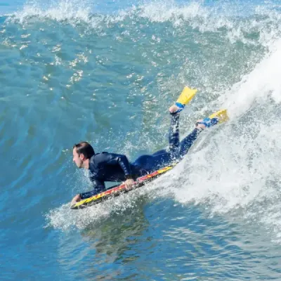 Bodyboard 104 cm, lehký, jádro z EPS, horní vrstva z XPE, spodní vrstva z HDPE, záď ve tvaru půlměsíce, poutko na zápěstí, pro pláž, moře, bazén
