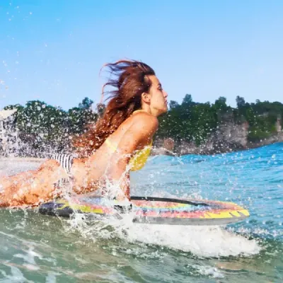 Bodyboard 104 cm, lehký, jádro z EPS, horní vrstva z XPE, spodní vrstva z HDPE, záď ve tvaru půlměsíce, poutko na zápěstí, pro pláž, moře, bazén