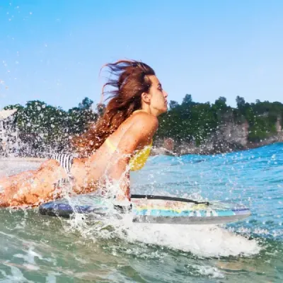 94 cm, lehké bodyboard, jádro z EPS, horní vrstva z XPE, spodní vrstva z HDPE, záď ve tvaru půlměsíce, poutko na zápěstí, vhodné na pláž, do moře i do bazénu