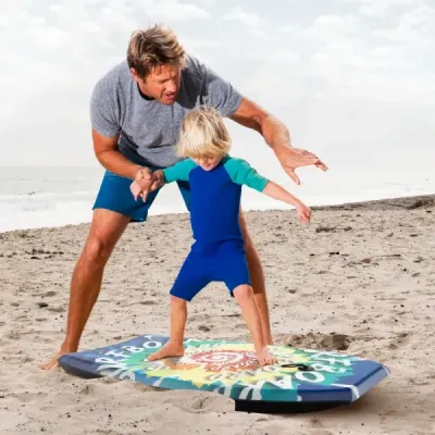 94 cm, lehké bodyboard, jádro z EPS, horní vrstva z XPE, spodní vrstva z HDPE, záď ve tvaru půlměsíce, poutko na zápěstí, vhodné na pláž, do moře i do bazénu