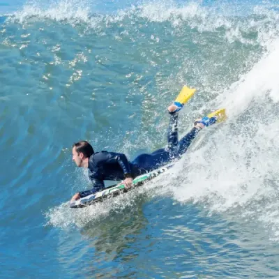 Bodyboard 104 cm, jádro z EPS, horní vrstva z XPE, spodní vrstva z HDPE, šňůra, pro pláž, bazén a moře