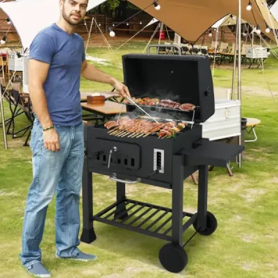 Sudový gril na dřevěné uhlí se 2 skládacími postranními stolky Venkovní gril s úložným prostorem a kolečky