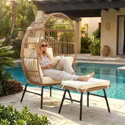 Zahradní křeslo vejce, ratan s podnožkou, lehátko s pohodlnými polštáři a čalouněním, ratanové křeslo béžové barvy