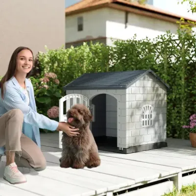 Psí bouda Plastová bouda pro psy odolná proti povětrnostním vlivům s uzamykatelnými dveřmi, 3 okny a šikmou střechou pro malé psy, kočky, šedá barva