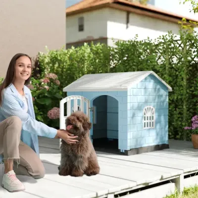 Psí bouda Plastová bouda pro psy odolná proti povětrnostním vlivům s uzamykatelnými dveřmi, 3 okny a šikmou střechou pro malé psy, kočky Modrá barva