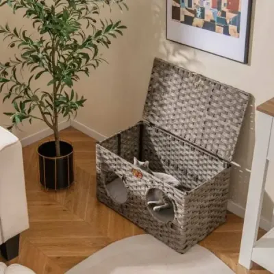 Kočičí domeček z PE ratanu. Skládací kočičí pelíšek s odnímatelným polštářem a uzamykatelným víkem. 60 x 35 x 35 cm.