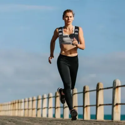 Vesta o hmotnosti 5 kg sportovní vesta s reflexními prvky a nastavovacími popruhy černá