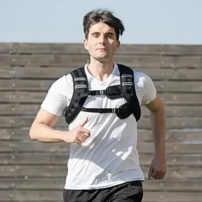 Vesta o hmotnosti 5 kg sportovní vesta s reflexními prvky a nastavovacími popruhy černá