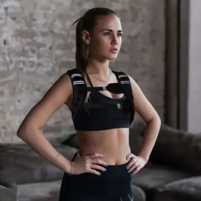 Vesta o hmotnosti 5 kg sportovní vesta s reflexními prvky a nastavovacími popruhy černá