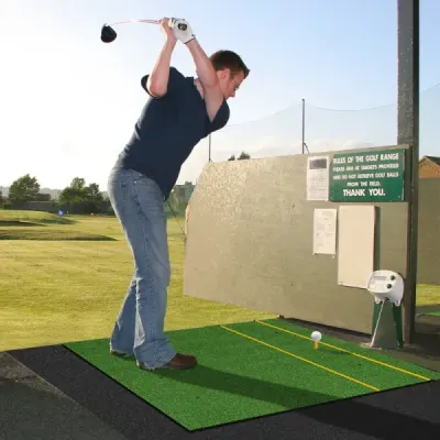 Golfová odpalová podložka 2 gumová odpaliště a 2 zarovnávací hole a 6 pozic pro odpaliště 152 x 92 cm tloušťka 32 mm