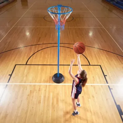 Branka na netball Volně stojící basketbalový koš s výškově nastavitelnou tyčí od 105 do 255 cm