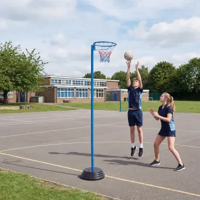 Branka na netball Volně stojící basketbalový koš s výškově nastavitelnou tyčí od 105 do 255 cm