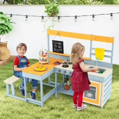Dětská hliněná kuchyňka, smrkové dřevo, piknikový stůl, lavička, tabule, nádoba na vodu, dřez, venkovní doplňky na zahradu, trávník, vícebarevné