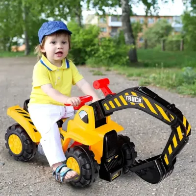 Sedadlový bagr se zabudovaným úložným prostorem a 3 kameny a přilbou dětský bagr na písek skluzavka žlutá