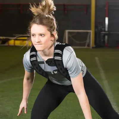 Vesta o hmotnosti 5 kg sportovní vesta s reflexními prvky a nastavovacími popruhy černá