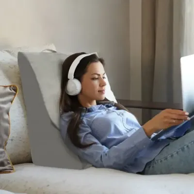 Čtecí polštář pro postel a pohovku s omyvatelným krycím polštářkem na zvedání nohou šedý